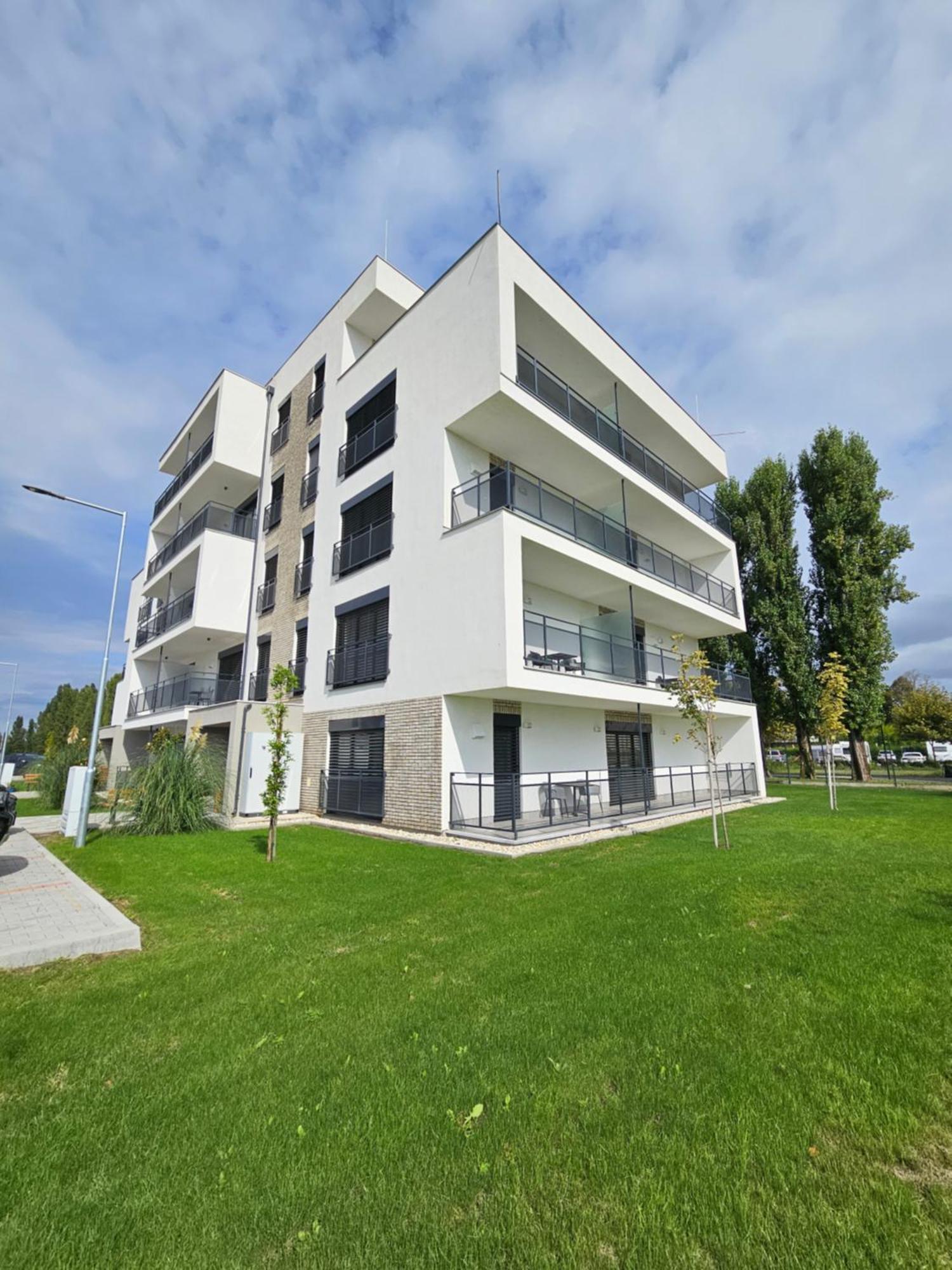 Harmonia Riva Apartman B11 Dunajská Streda Esterno foto